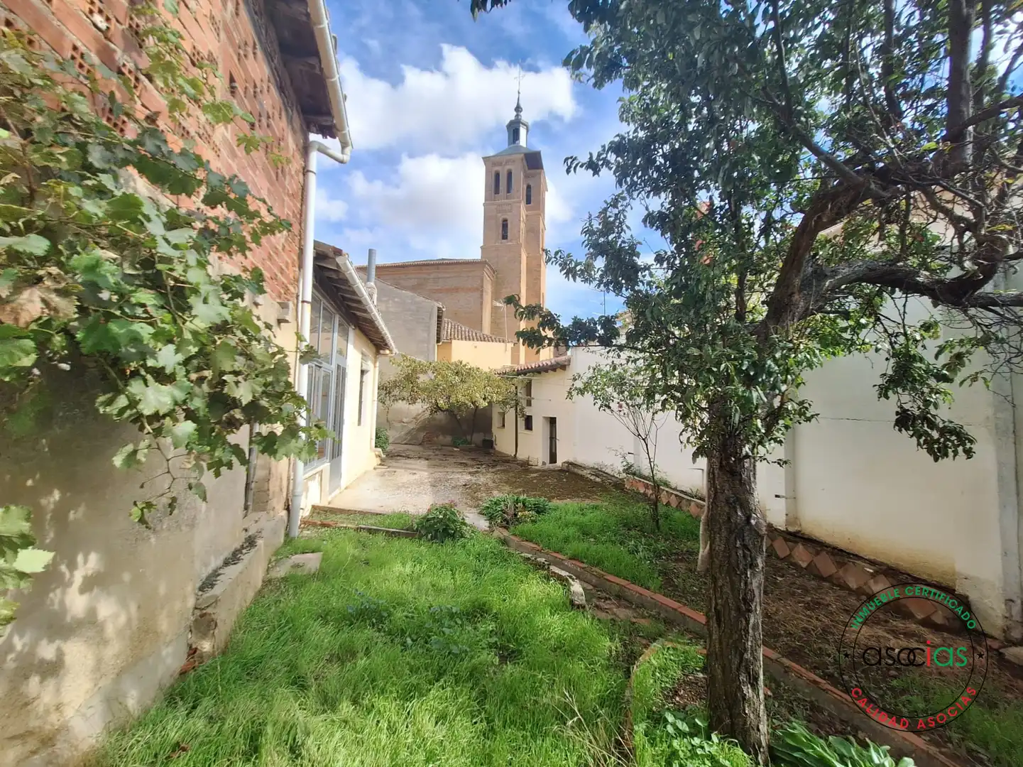 Vista exterior de Casa adosada en venta en Grajal de Campos con Calefacción, Jardín privado y Balcón
