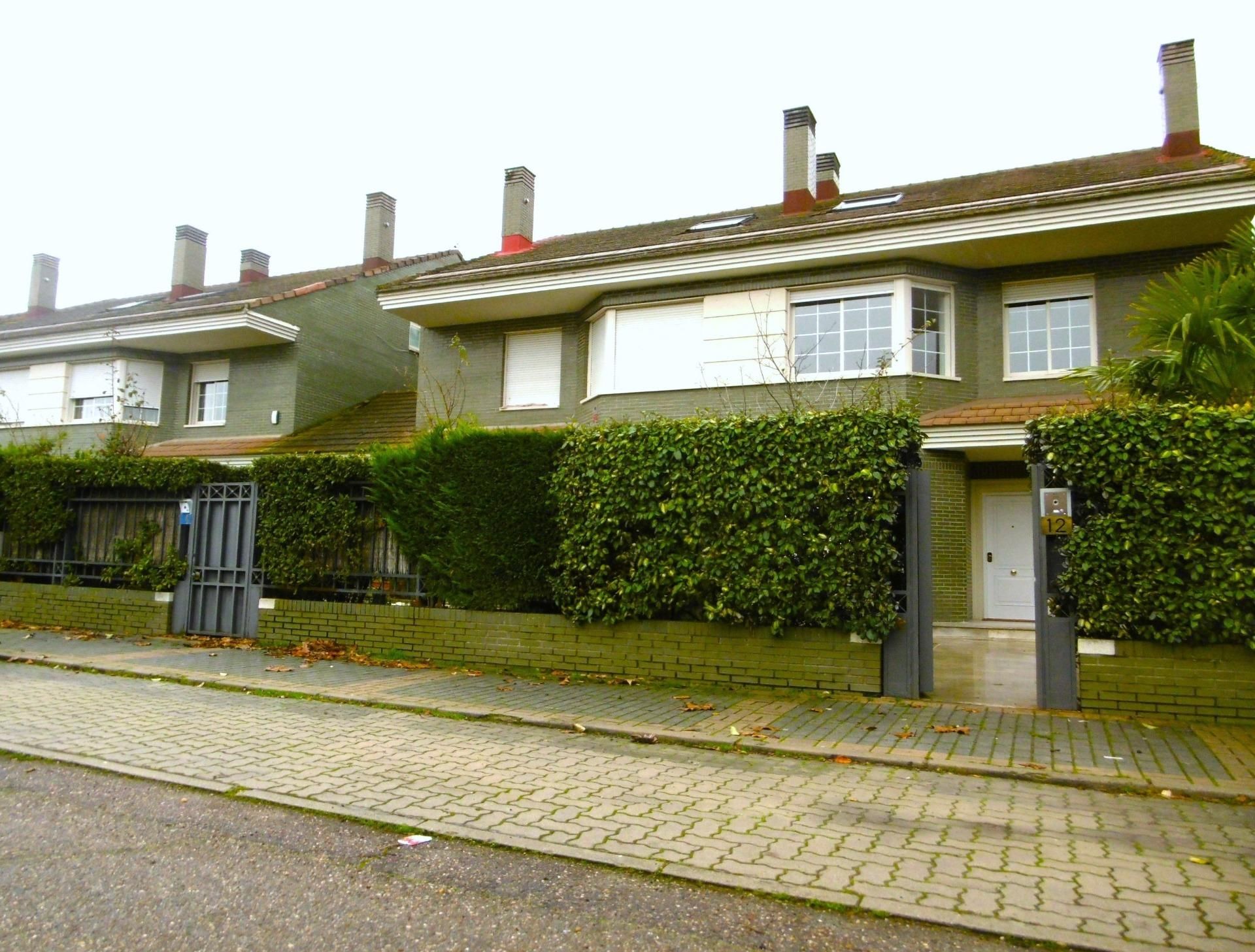 Exterior view of Single-family semi-detached to rent in Simancas  with Private garden, Parquet flooring and Storage room
