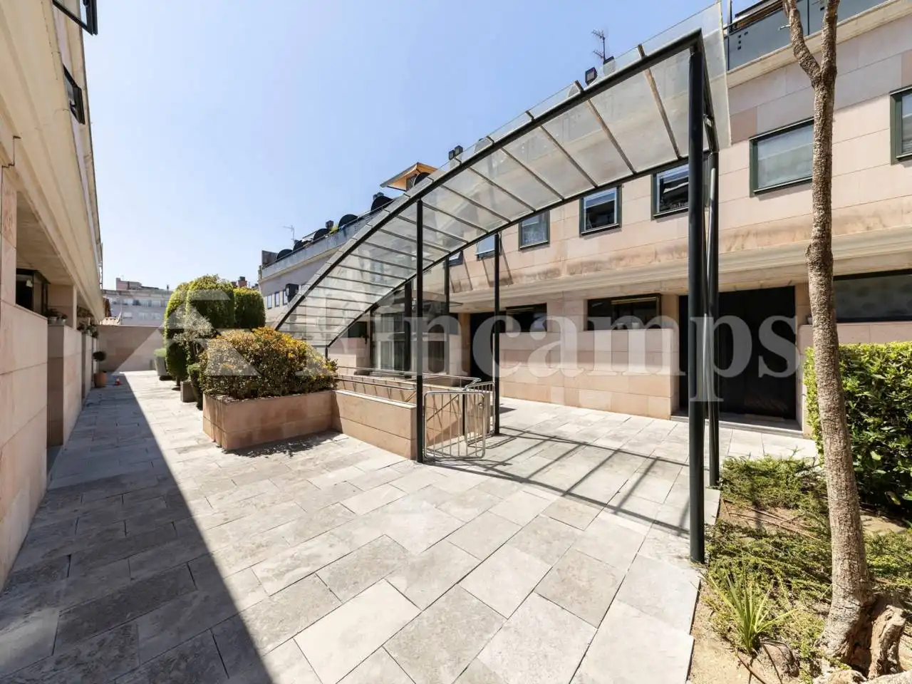 Vista exterior de Casa o xalet en venda en Sabadell amb Calefacció, Parquet i Terrassa