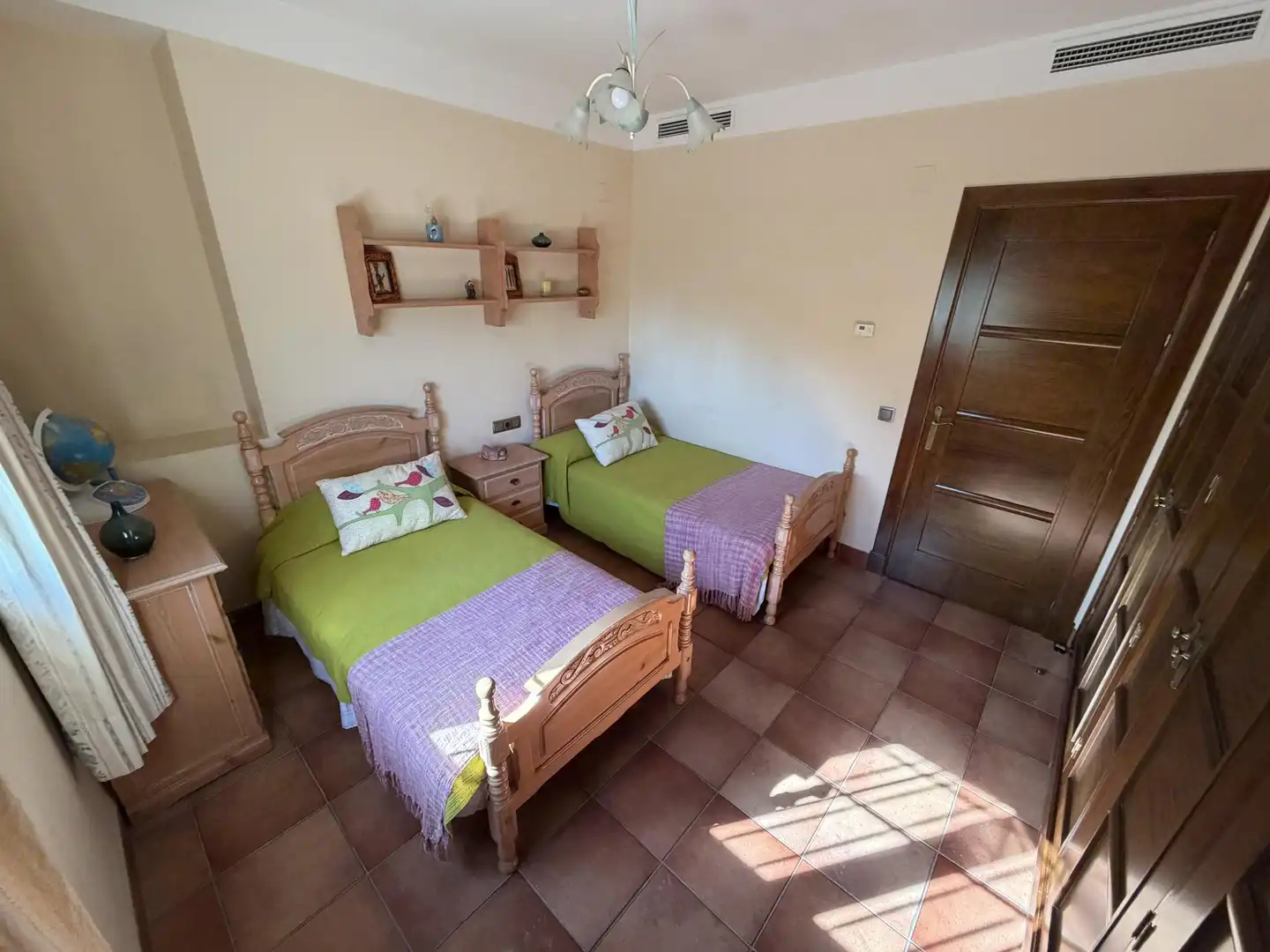 Dormitori de Casa o xalet en venda en Dos Hermanas amb Aire condicionat, Calefacció i Jardí privat
