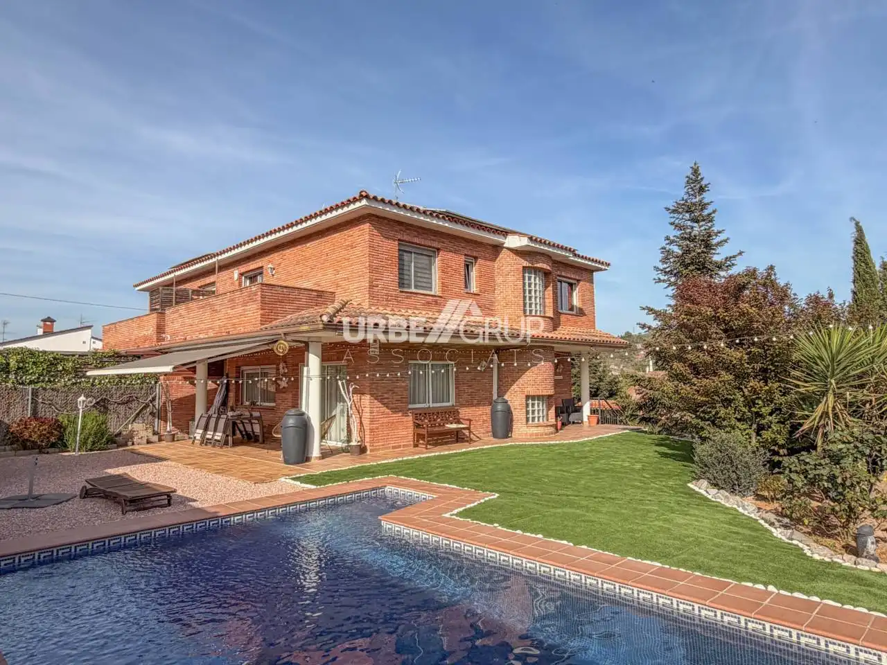 Vista exterior de Casa adosada en venda en Terrassa amb Calefacció, Jardí privat i Terrassa