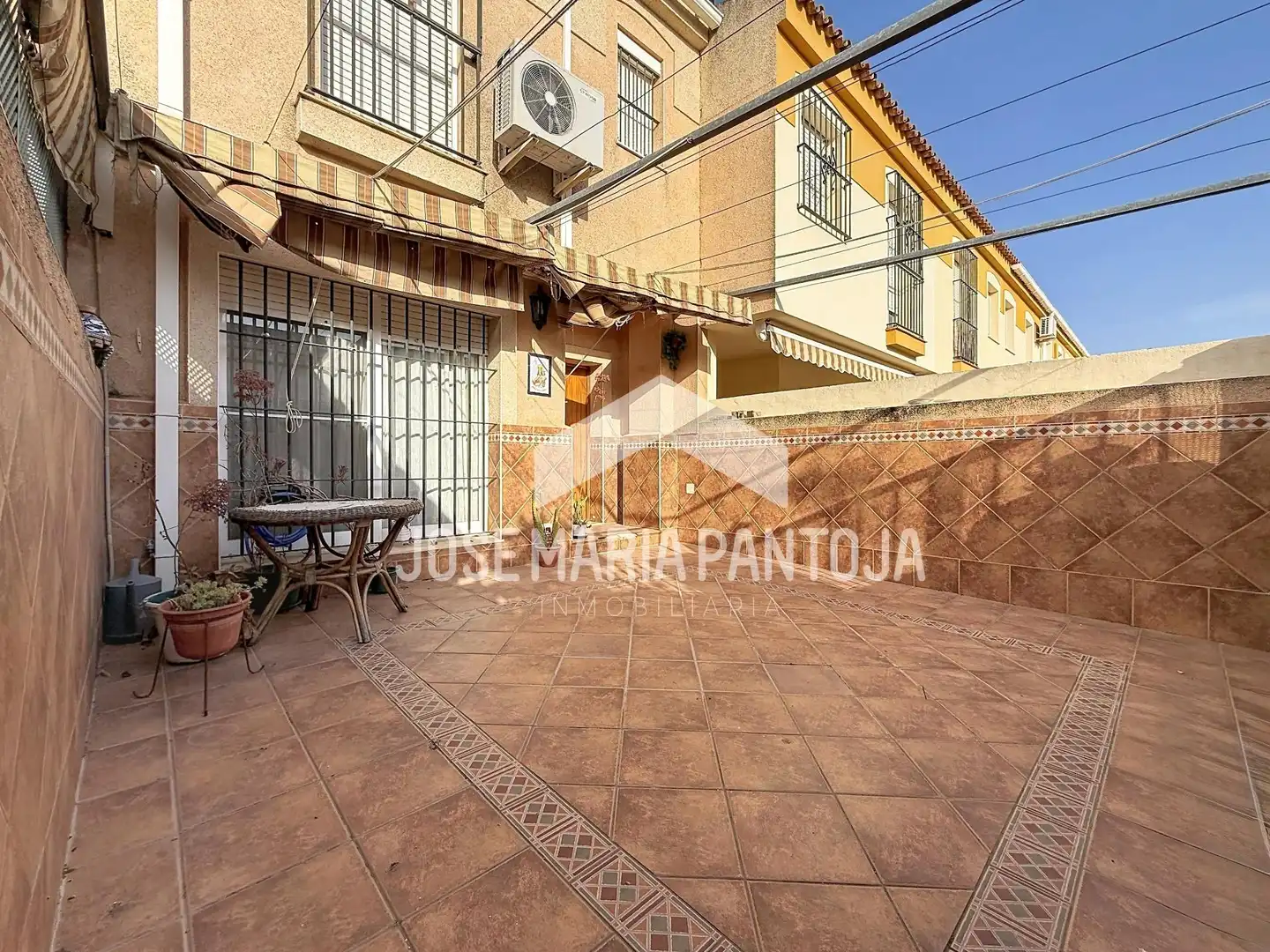 Vista exterior de Casa adosada en venta en Jerez de la Frontera con Aire acondicionado
