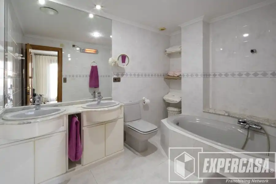 Bany de Casa o xalet en venda en Alaquàs amb Aire condicionat, Terrassa i Piscina