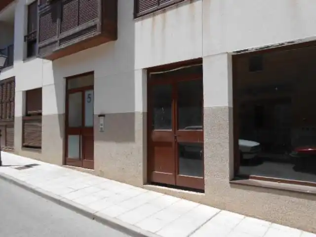 Vista exterior de Local en venda en Horche amb Alarma