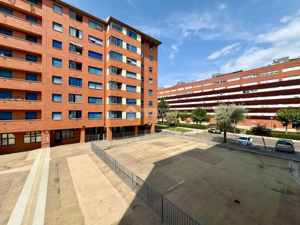 Vista exterior de Pis en venda en León Capital  amb Calefacció, Parquet i Terrassa