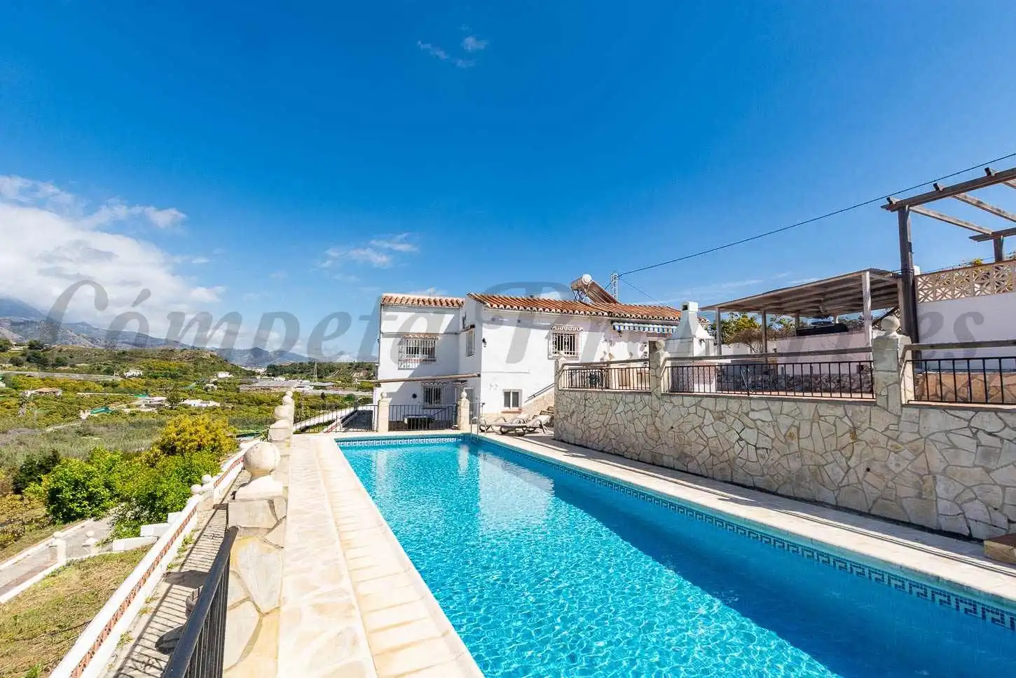 Casa amb piscina en venda a Avda Pescia - Ctra de Frigiliana