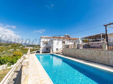 Casa amb piscina en venda a Avda Pescia - Ctra de Frigiliana