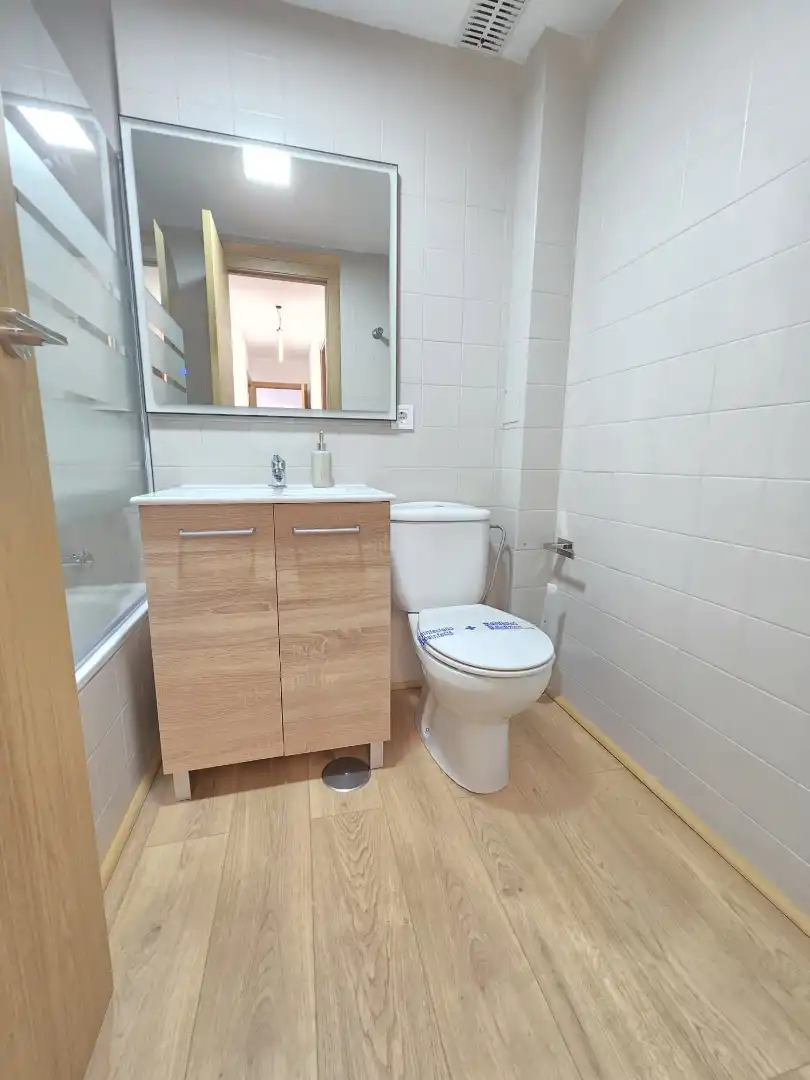 Badezimmer von Erdgeschoss zum Verkauf in Algeciras mit Privatgarten und Parkett