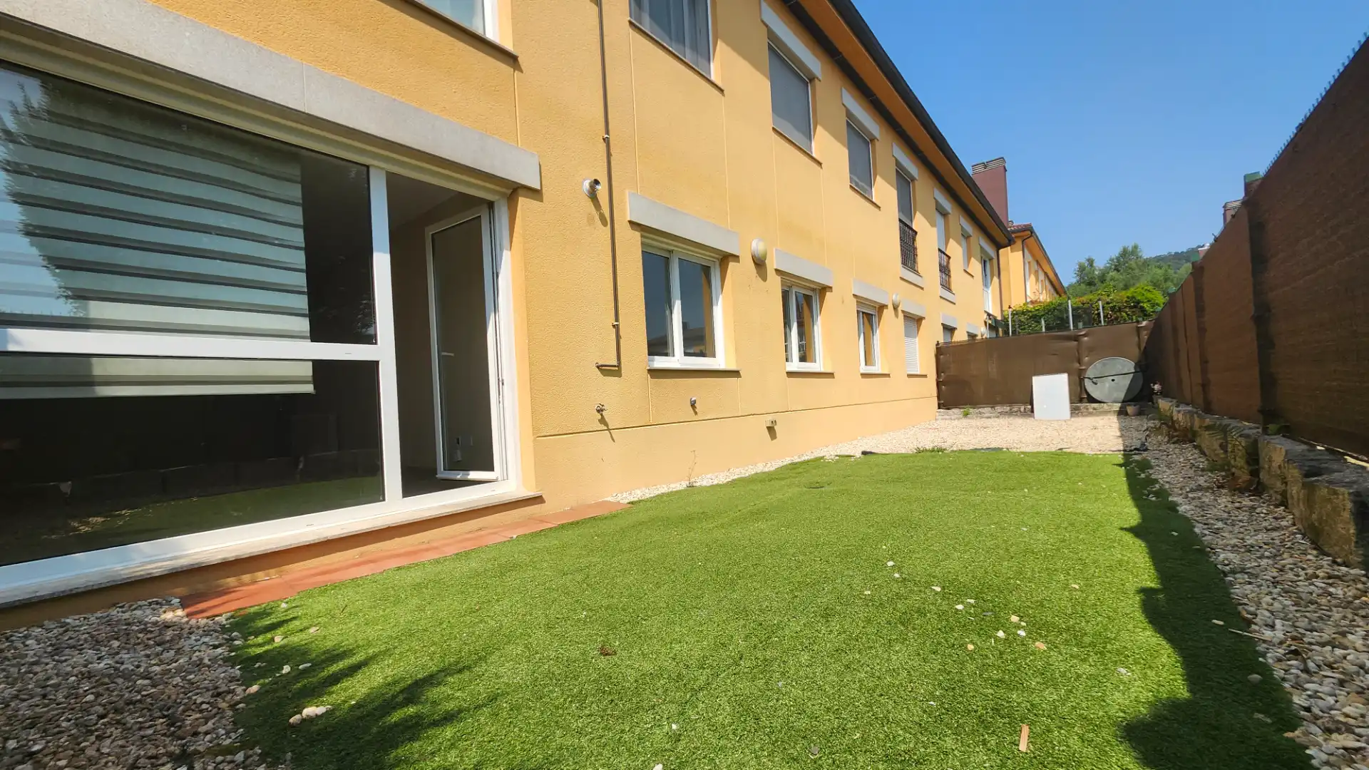 Vista exterior de Piso en venta en Miño con Calefacción, Jardín privado y Trastero