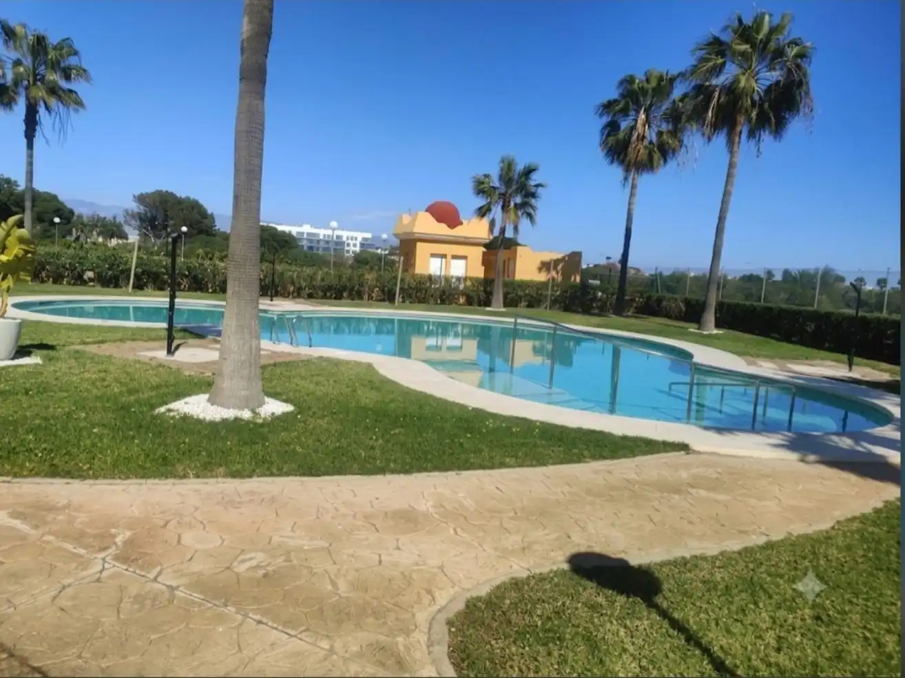 Schwimmbecken von Wohnungen zum Verkauf in Roquetas de Mar mit Klimaanlage und Terrasse