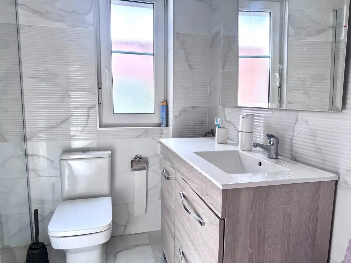 Badezimmer von Erdgeschoss zum Verkauf in El Astillero   mit Heizung, Privatgarten und Terrasse