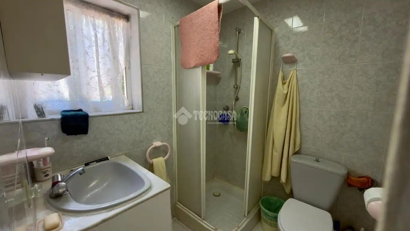 Baño de Casa adosada en venta en Los Barrios con Aire acondicionado, Calefacción y Balcón