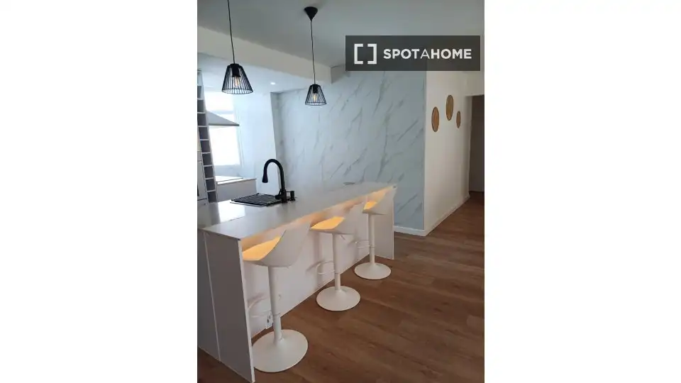 Cuina de Apartament per a compartir en Ronda amb Aire condicionat, Terrassa i Moblat