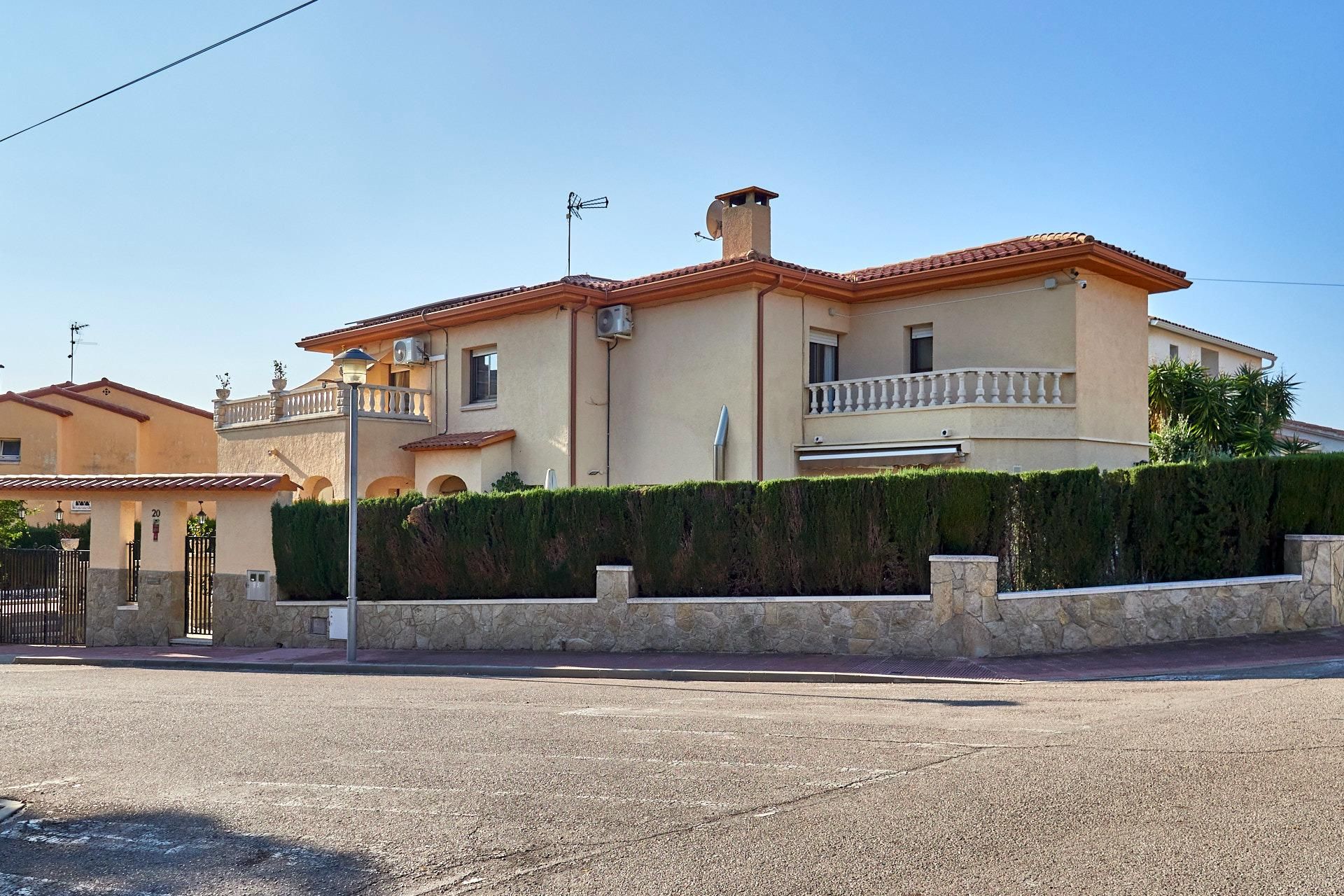 Vista exterior de Casa o xalet en venda en El Vendrell amb Calefacció, Jardí privat i Terrassa