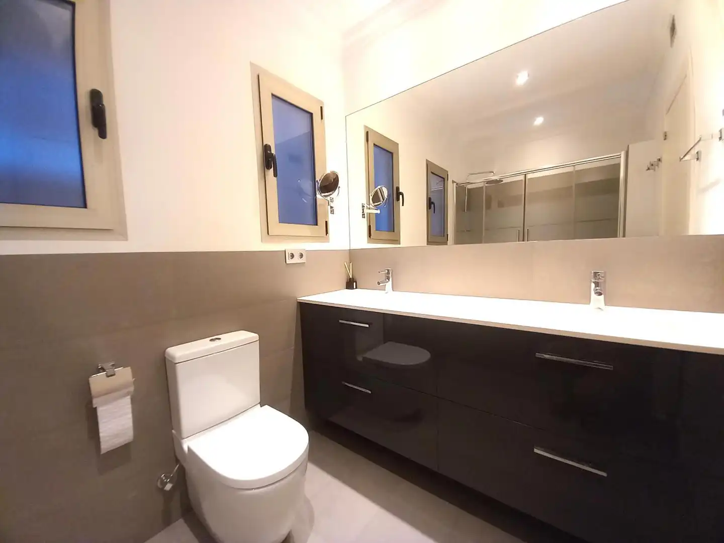 Badezimmer von Wohnung zur Miete in Barcelona mit Klimaanlage, Heizung und Parkett