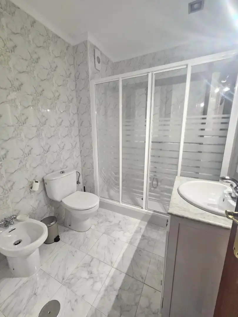 Badezimmer von Wohnung zur Miete in Dos Hermanas mit Klimaanlage, Terrasse und Möbliert