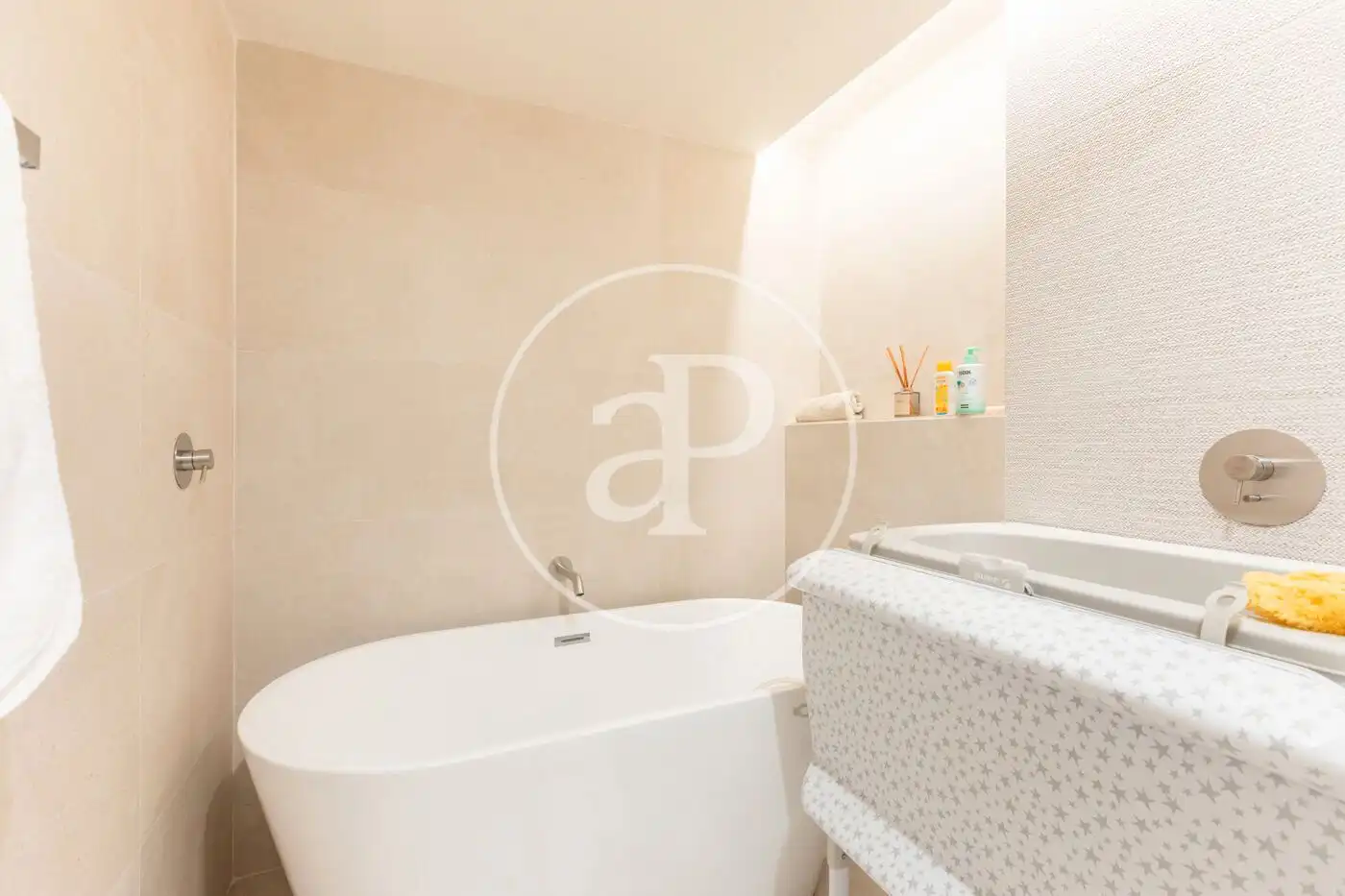 Bathroom of Flat for sale in Valencia  with Air Conditioner, Heating and Terrace