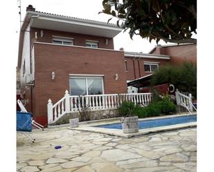 Vista exterior de Casa o xalet en venda en Esparreguera amb Aire condicionat, Jardí privat i Terrassa