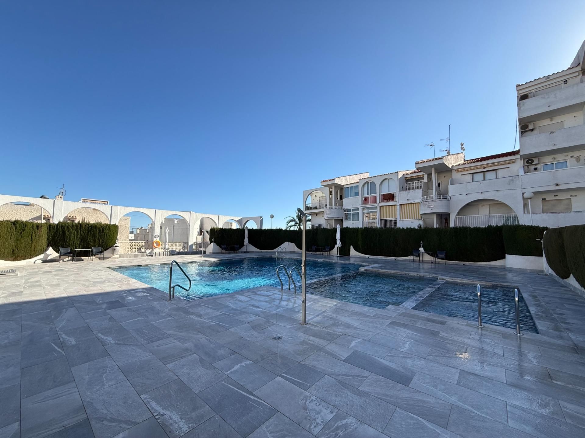 Piscina de Apartamento en venta en Torrevieja con Aire acondicionado, Amueblado y Balcón