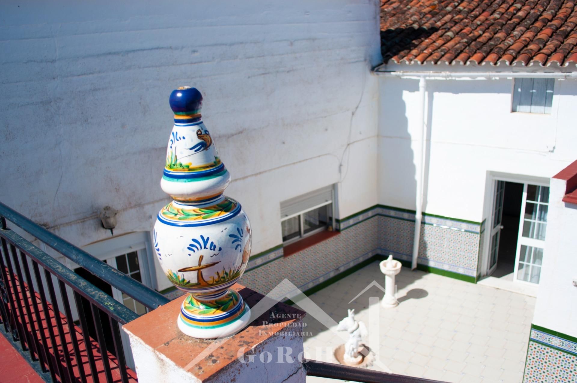 Vista exterior de Casa adosada en venda en Almadén de la Plata amb Terrassa i Balcó