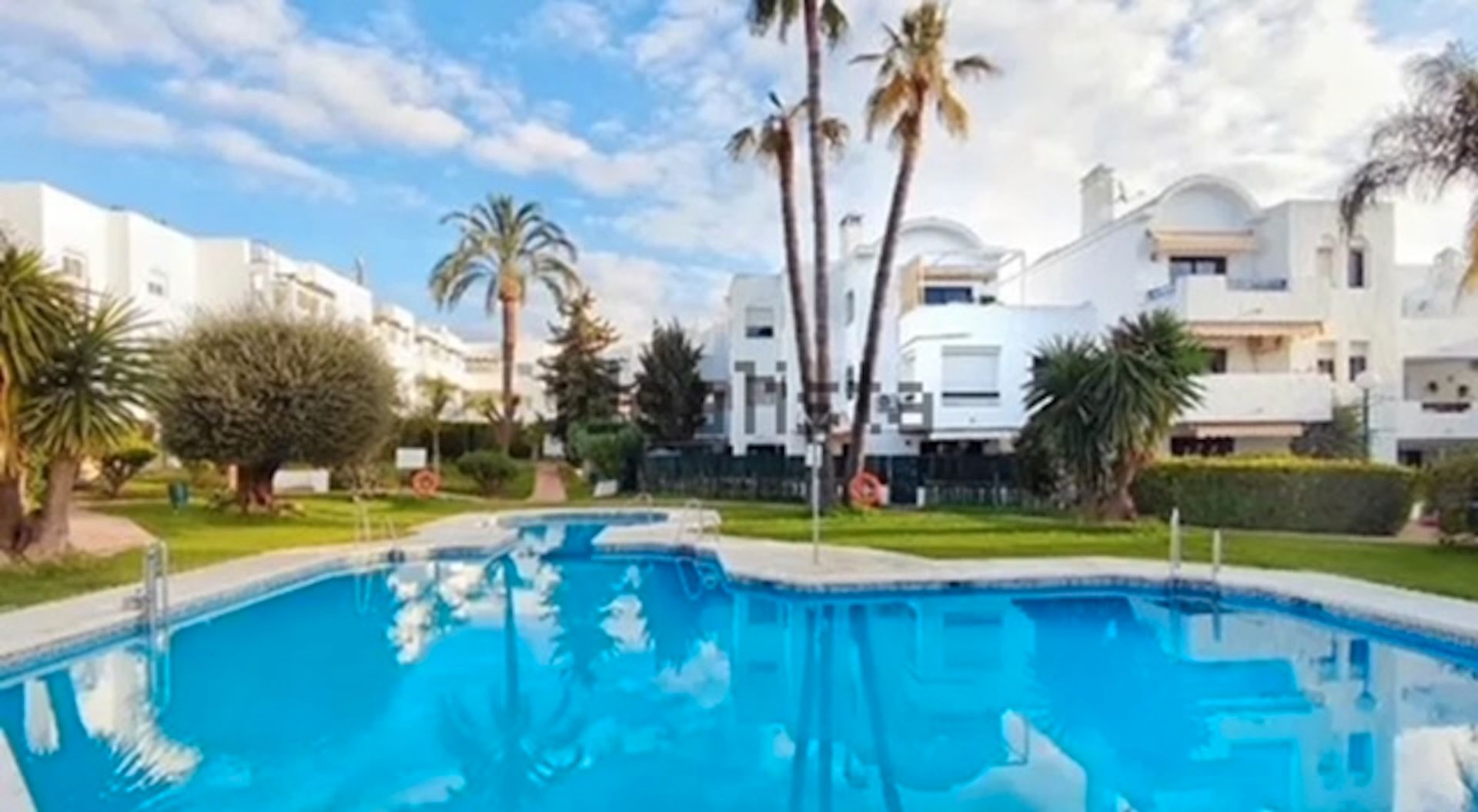Vista exterior de Apartament en venda en Estepona amb Terrassa i Piscina comunitària