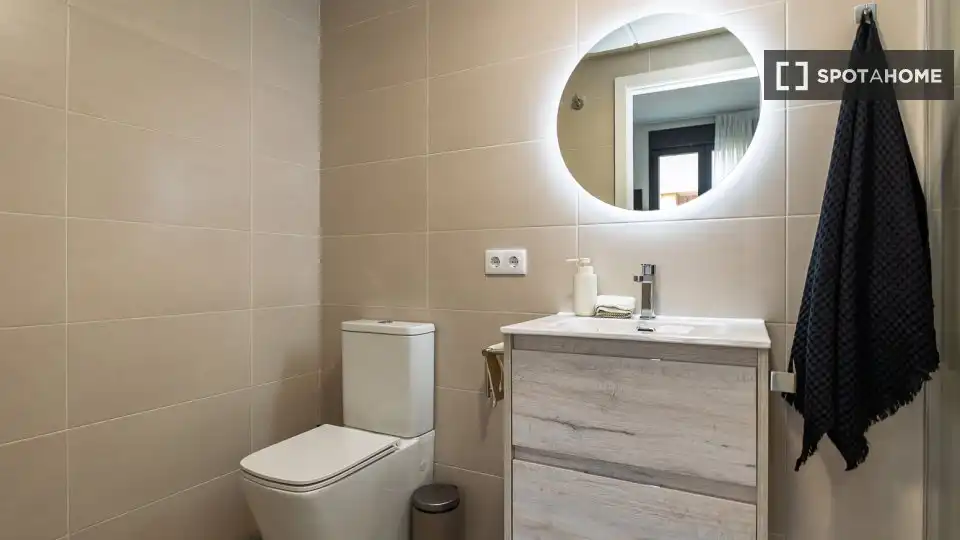 Baño de Piso de alquiler en Valencia con Aire acondicionado, Calefacción y Amueblado