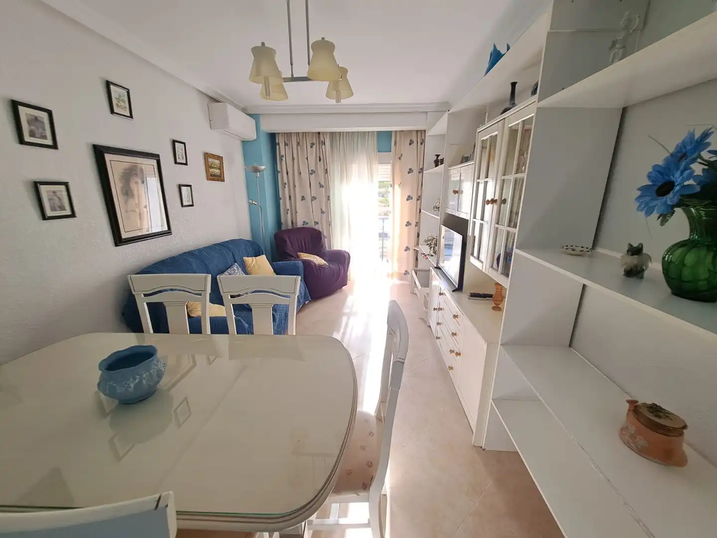 Sala d'estar de Pis de lloguer en Benalmádena amb Aire condicionat, Moblat i Piscina comunitària