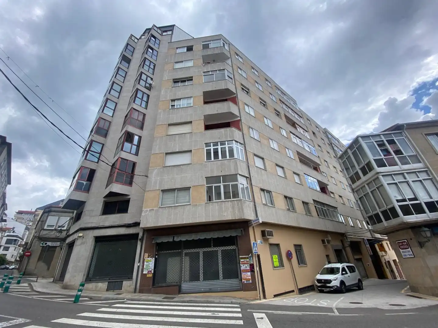 Vista exterior de Pis en venda en O Carballiño   amb Calefacció, Parquet i Traster