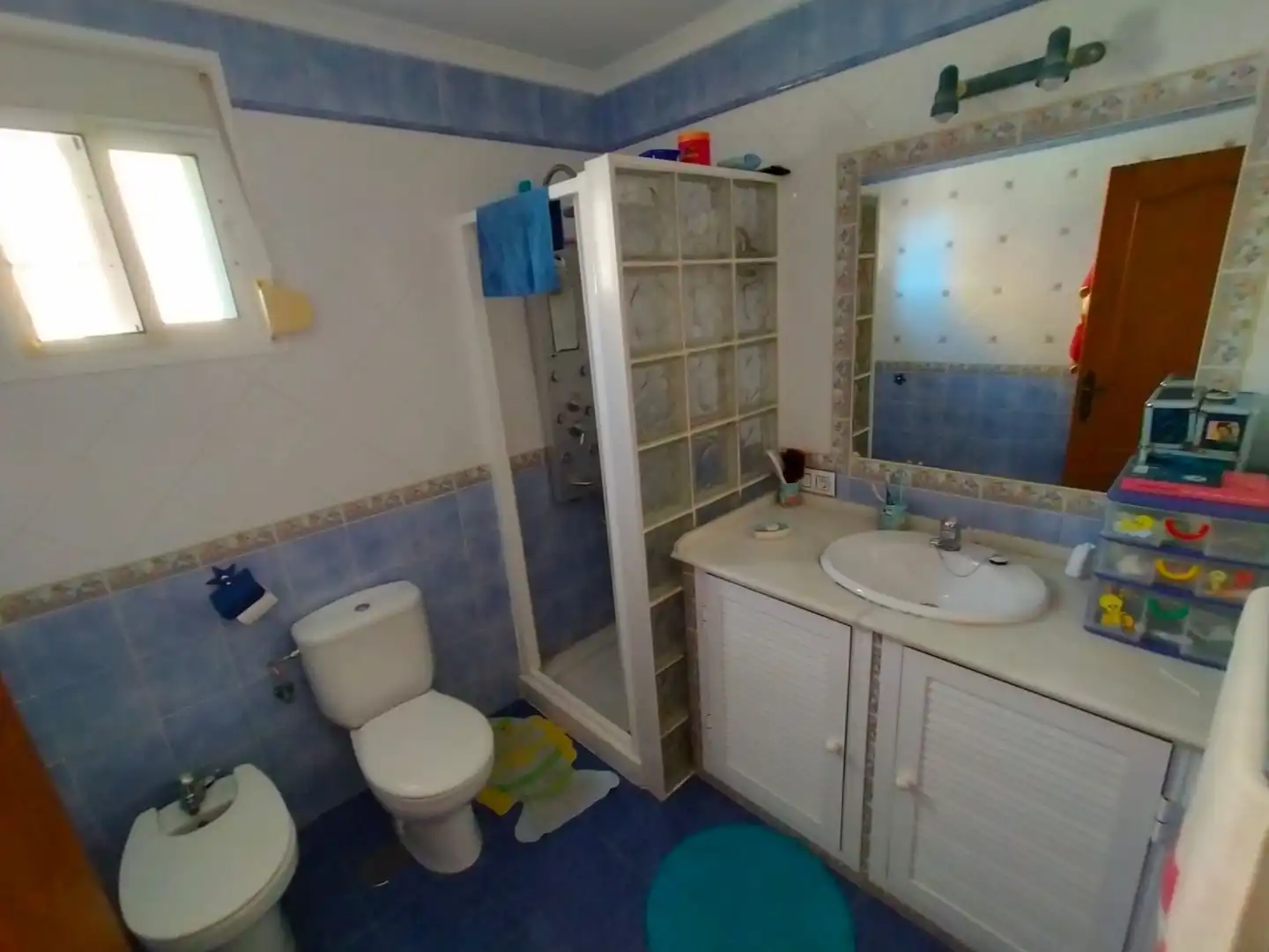 Bany de Casa o xalet en venda en La Línea de la Concepción amb Aire condicionat, Jardí privat i Traster