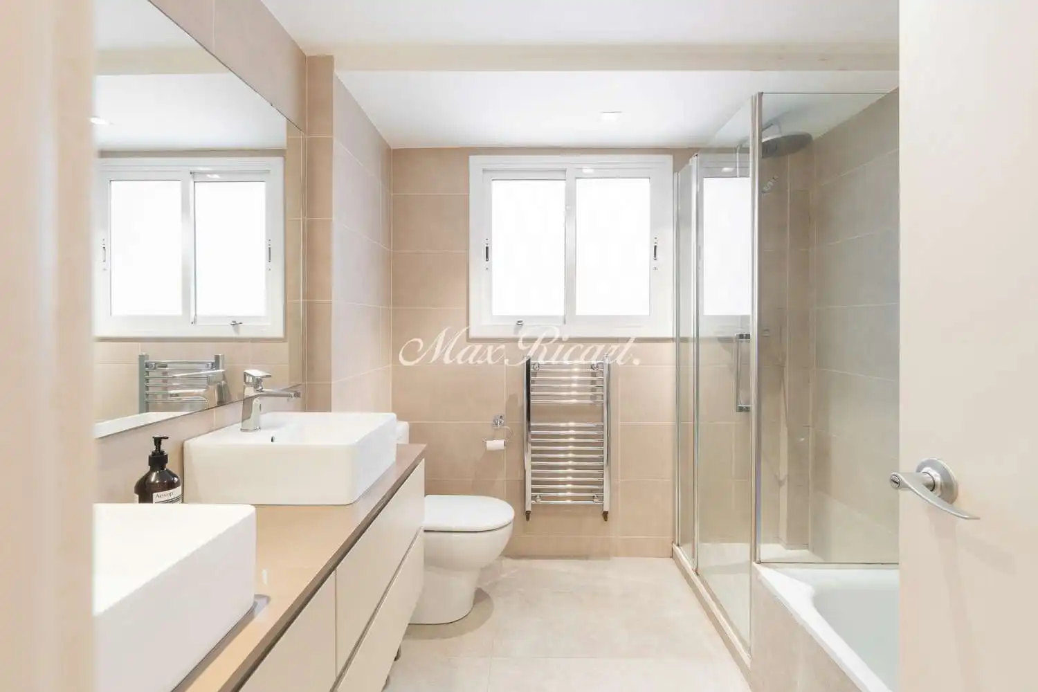 Badezimmer von Wohnung zum Verkauf in Barcelona mit Klimaanlage, Heizung und Terrasse