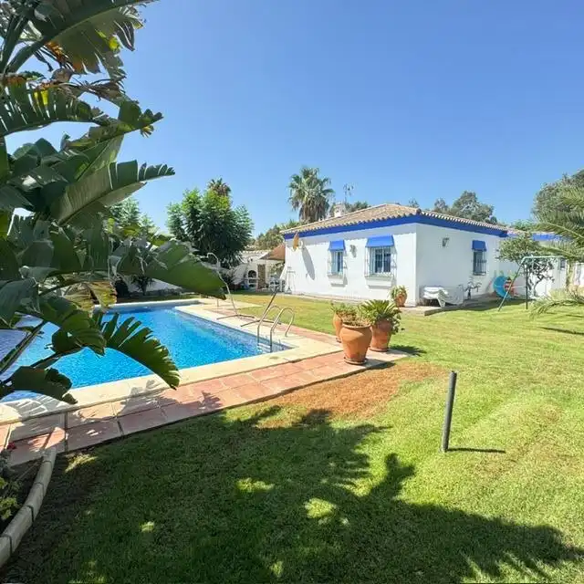 Vista exterior de Casa o xalet en venda en Chiclana de la Frontera amb Aire condicionat, Calefacció i Jardí privat