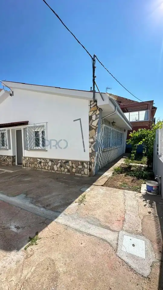 Vista exterior de Casa o xalet en venda en San Andrés del Rabanedo amb Calefacció i Jardí privat