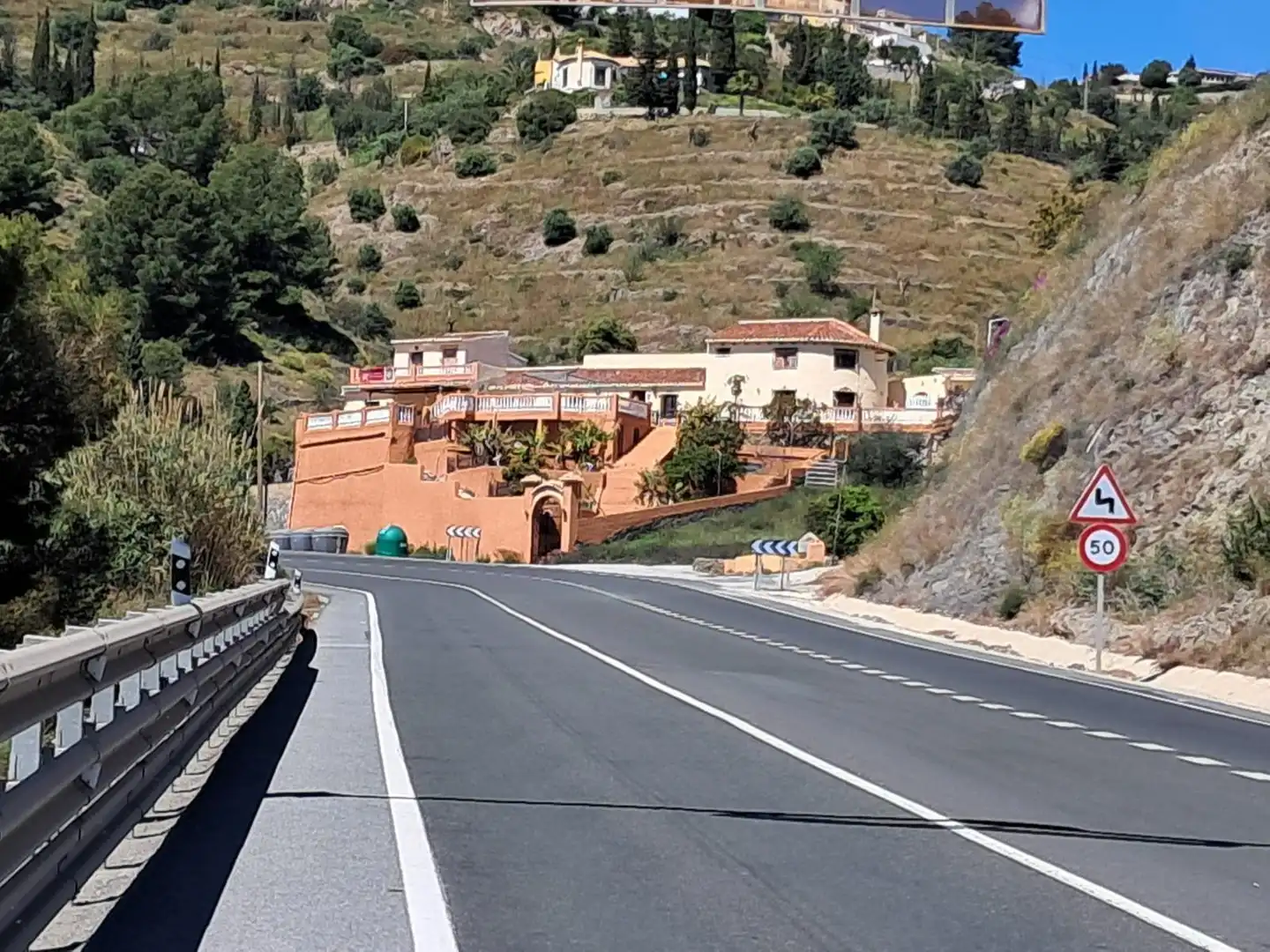 Vista exterior de Casa adosada en venda en Almuñécar amb Piscina comunitària