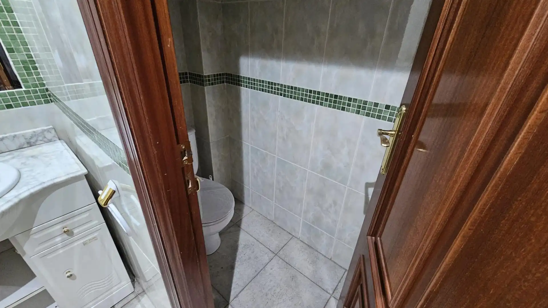 Badezimmer von Fabrikhallen zur Miete in Córdoba