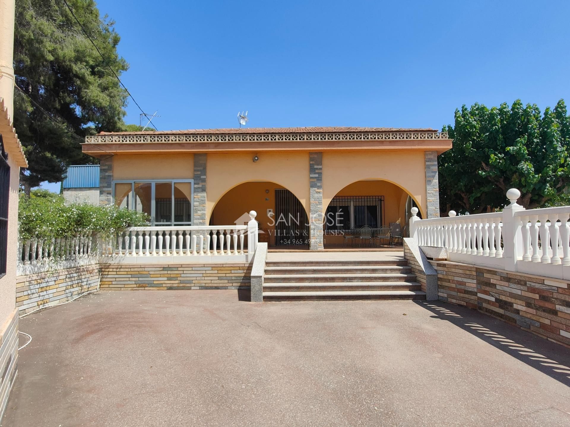 Vista exterior de Casa o xalet en venda en Novelda amb Jardí privat, Terrassa i Traster