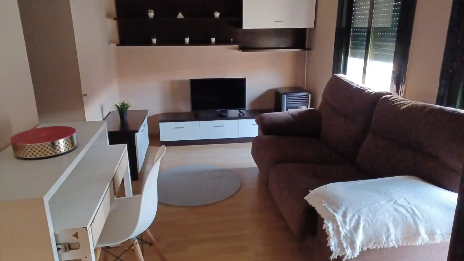 Sala d'estar de Estudi de lloguer en Ourense Capital  amb Calefacció, Parquet i Moblat