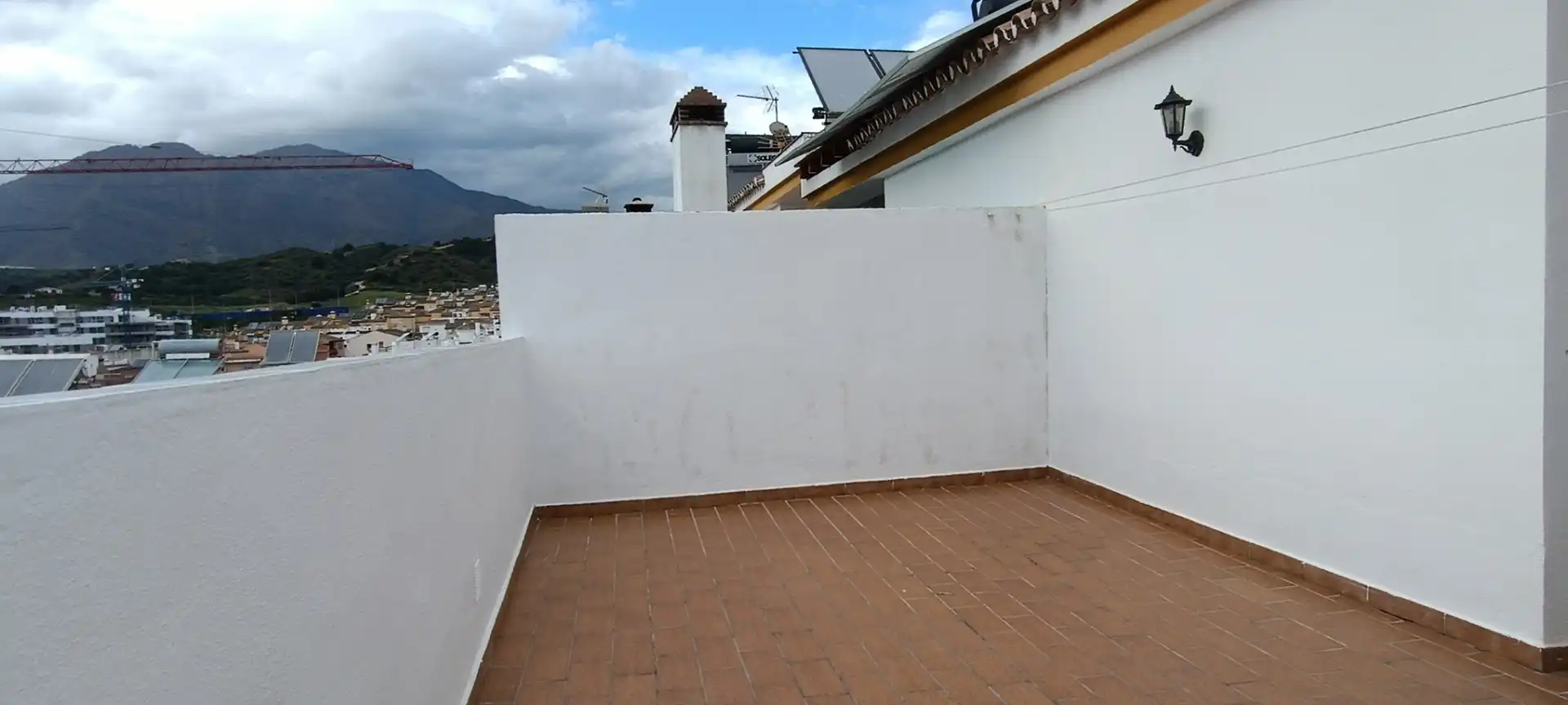 Terrasse von Einfamilien-Reihenhaus zum Verkauf in Estepona mit Klimaanlage, Heizung und Terrasse