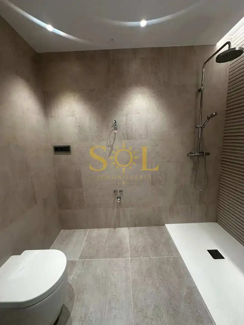 Badezimmer von Wohnung zur Miete in León Capital  mit Klimaanlage, Heizung und Parkett