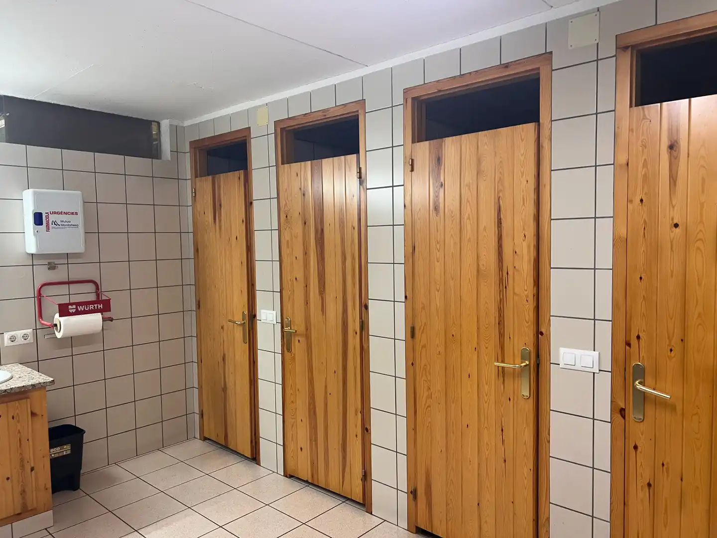Badezimmer von Fabrikhallen zur Miete in Cassà de la Selva mit Heizung und Alarm
