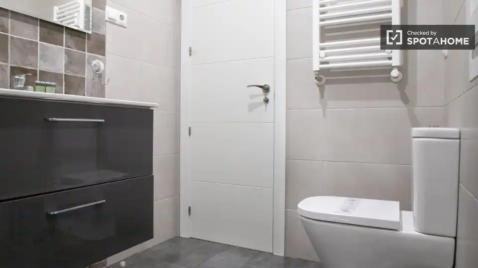 Bathroom of Flat for rent in Madrid  with Air Conditioner, Heating and Furnished