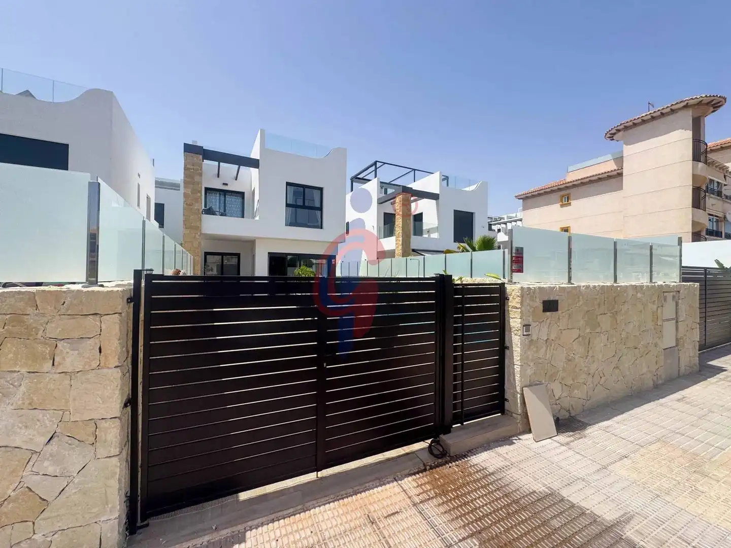 Vista exterior de Casa o xalet en venda en Orihuela amb Aire condicionat, Terrassa i Piscina