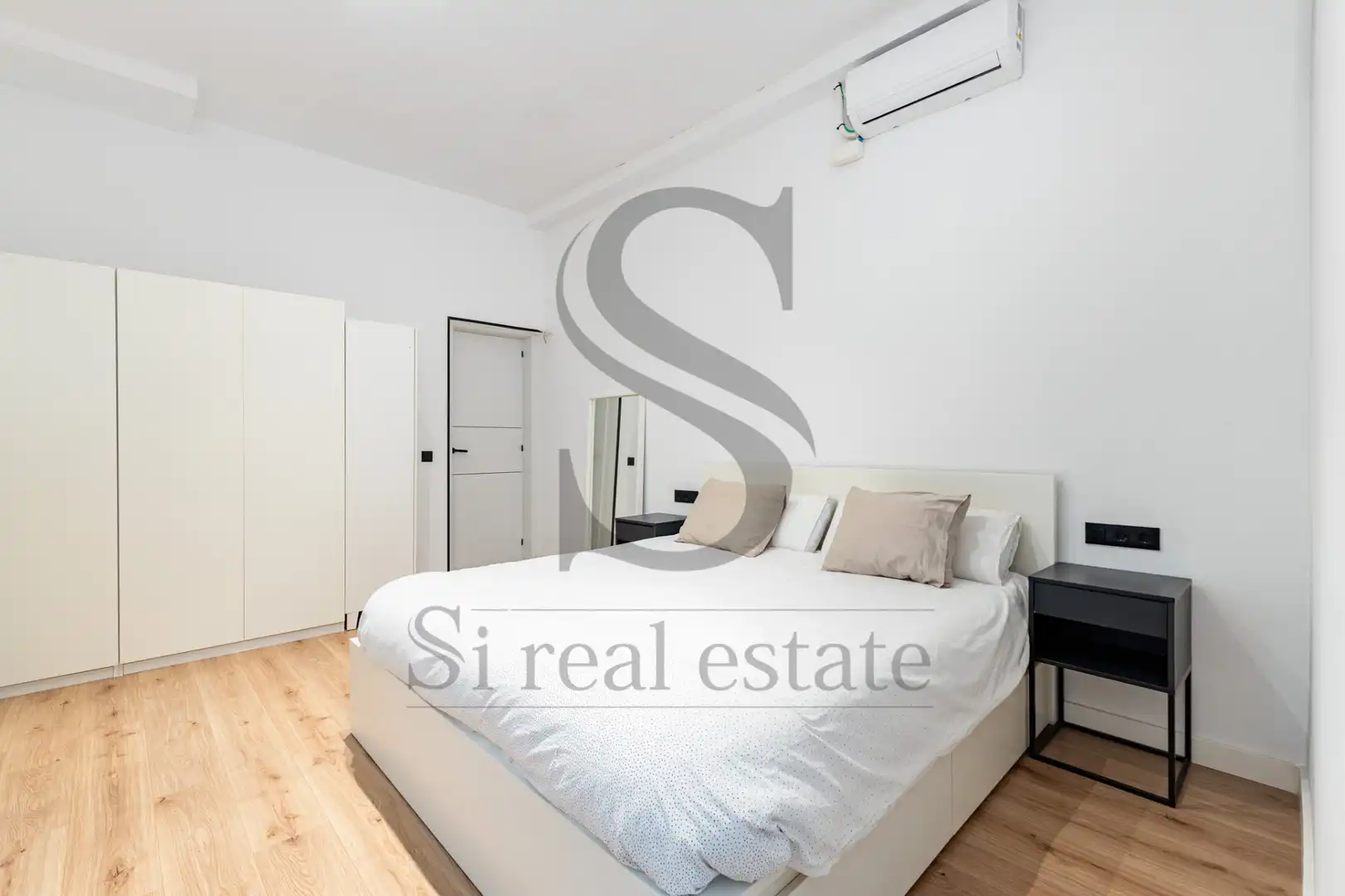 Bedroom of Flat for sale in Barcelona  with Air Conditioner, Heating and Parquet flooring