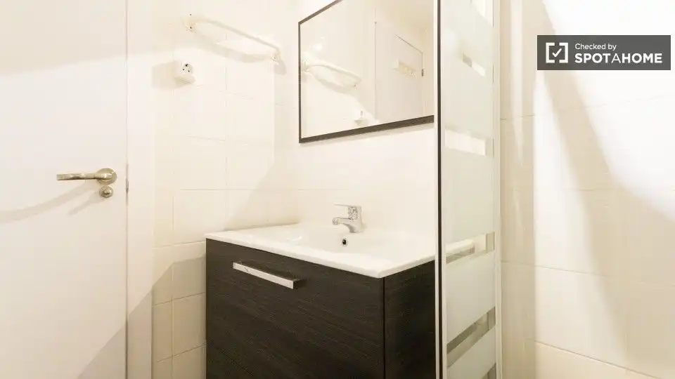 Badezimmer von Wohnung zur untervermieten in Madrid mit Klimaanlage und Terrasse