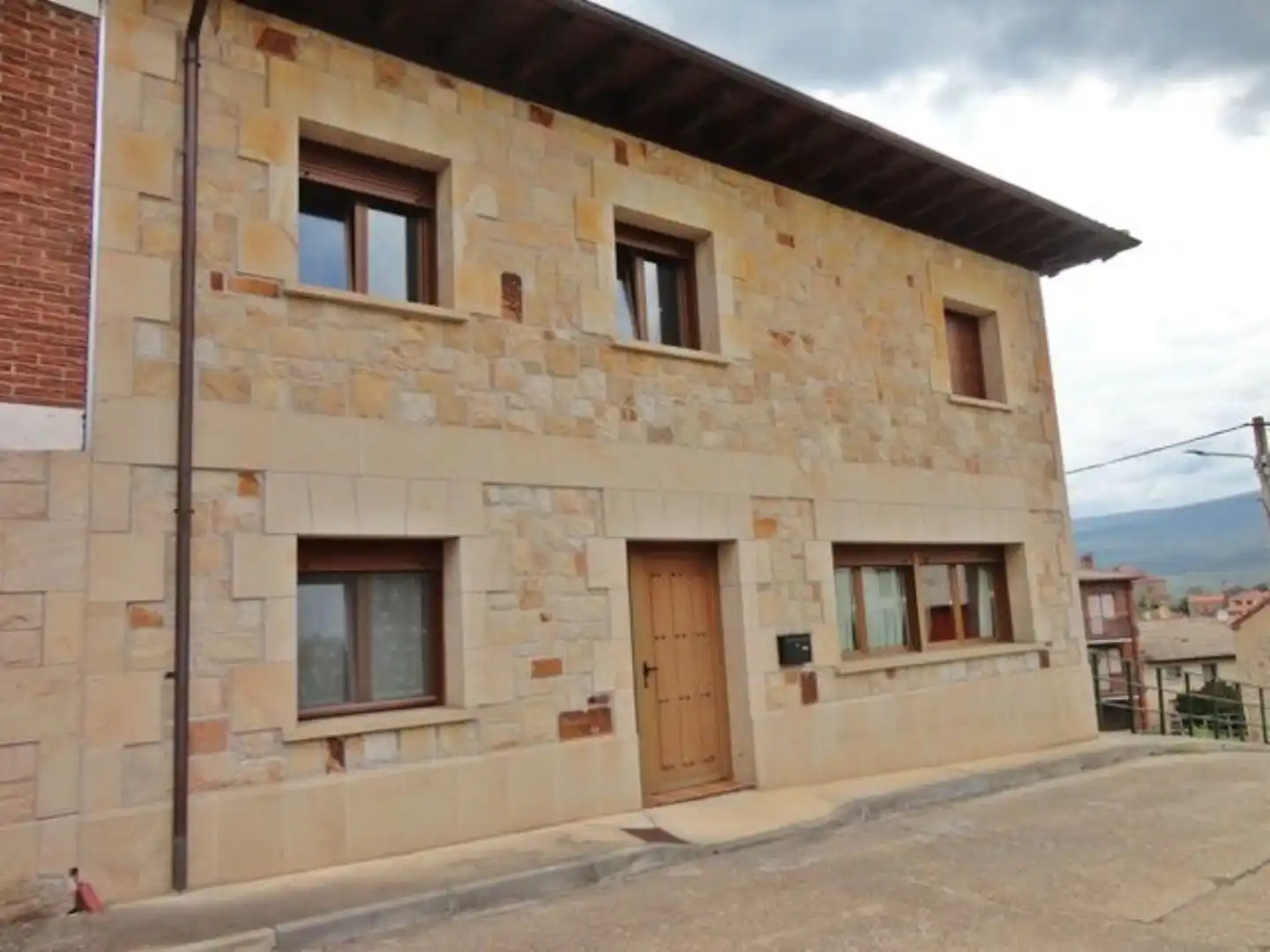 Vista exterior de Casa adosada en venta en Vilviestre del Pinar con Calefacción