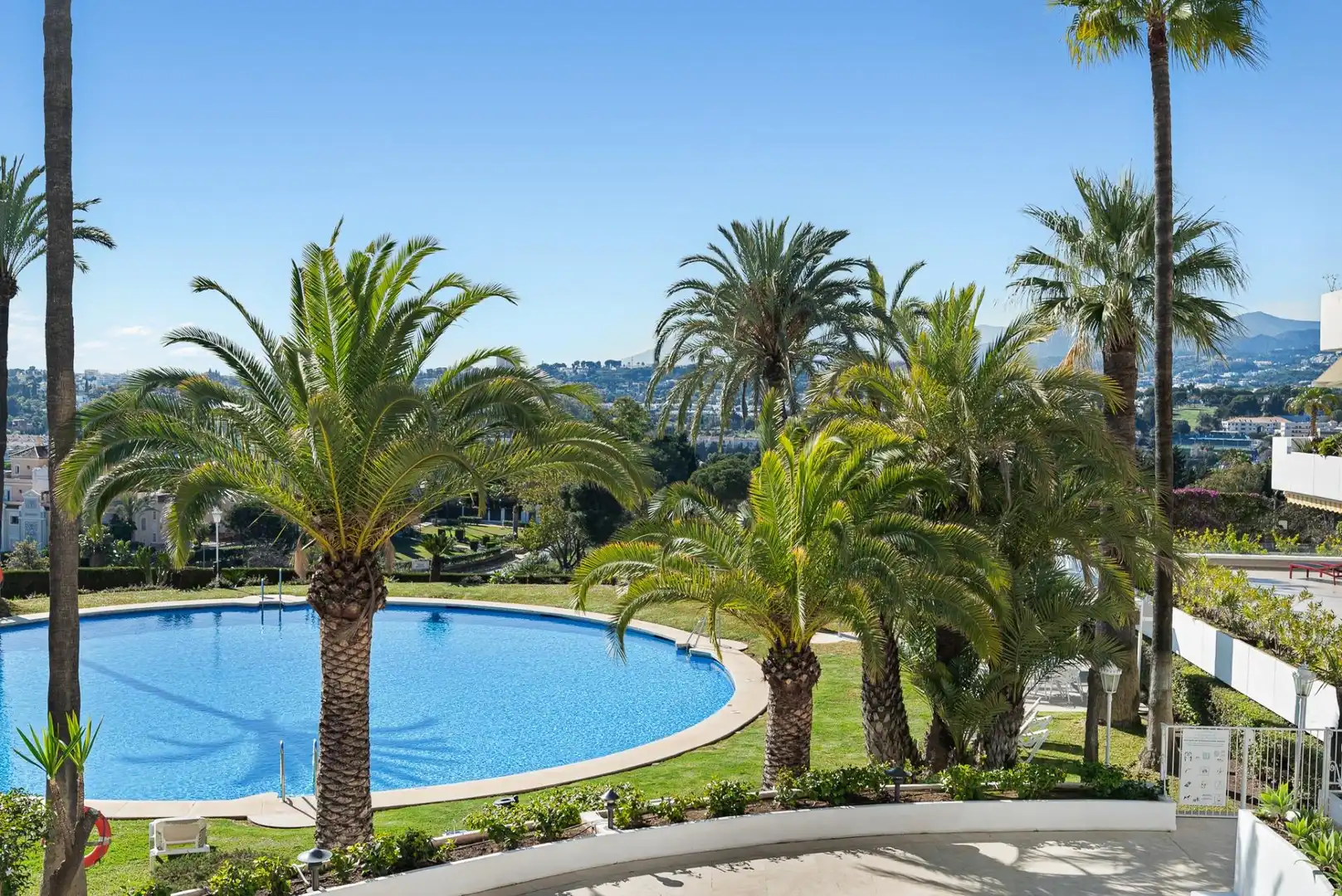 Piscina de Apartament en venda en Marbella amb Piscina comunitària