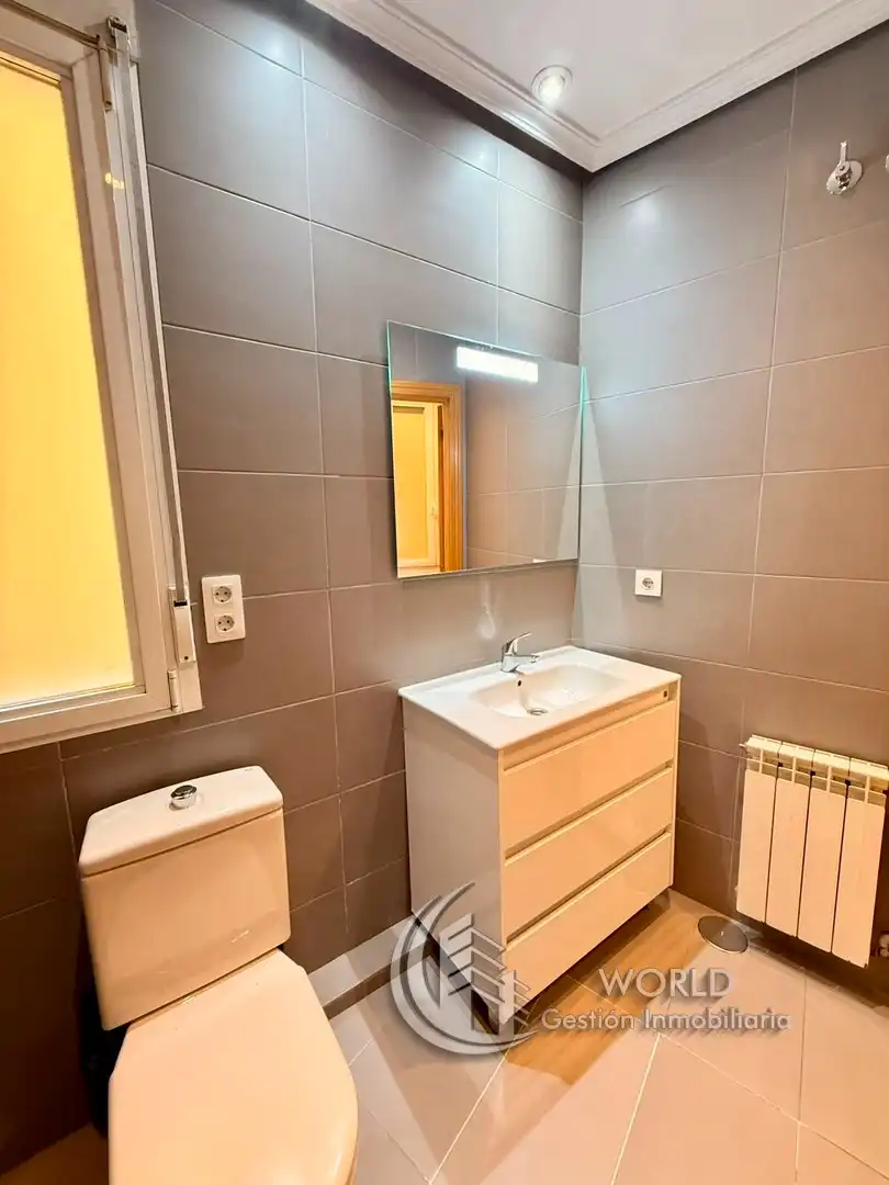 Bathroom of Flat for sale in Madrid  with Air Conditioner and Heating