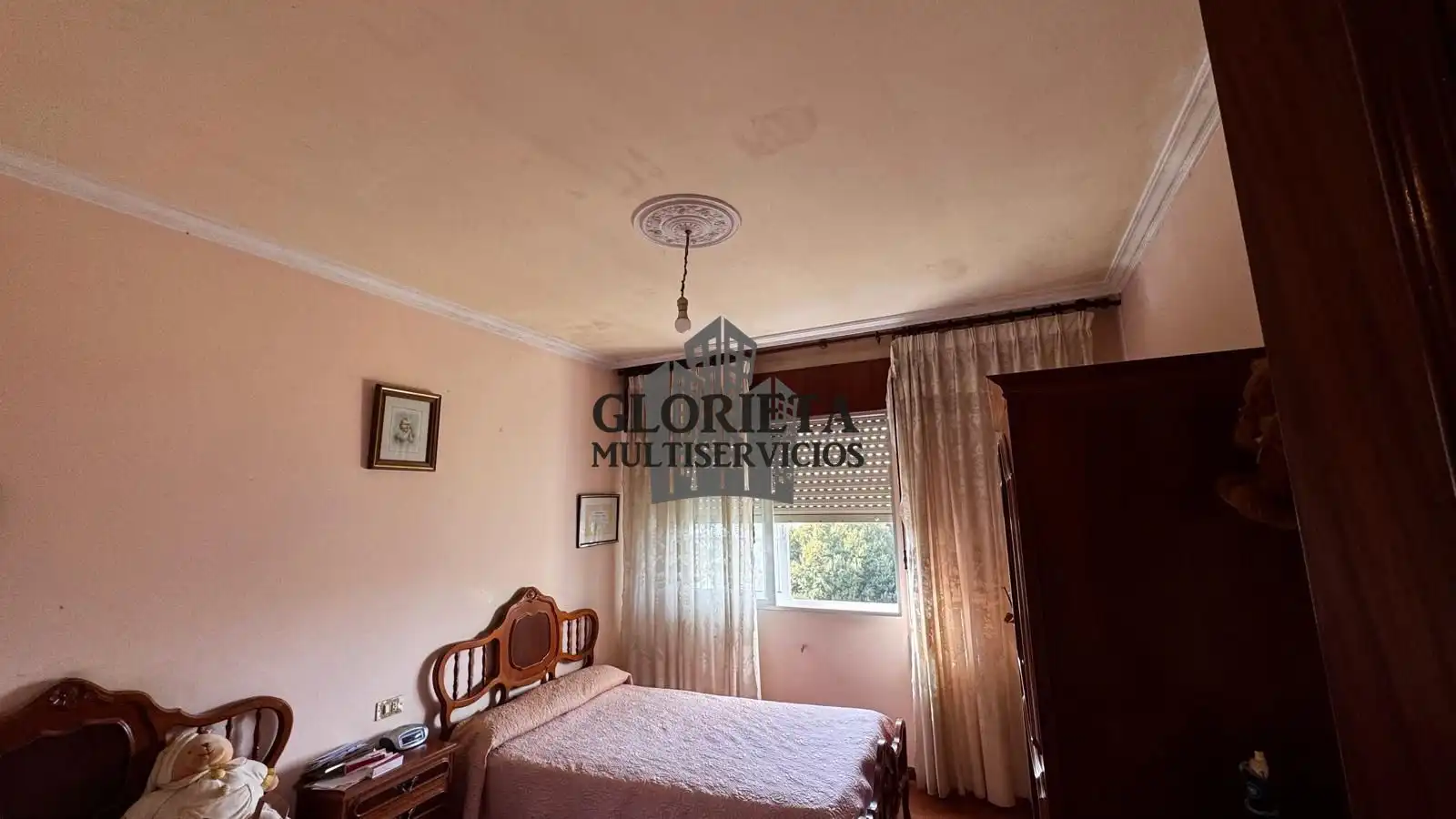 Dormitori de Casa o xalet en venda en Pontevedra Capital  amb Calefacció i Forn