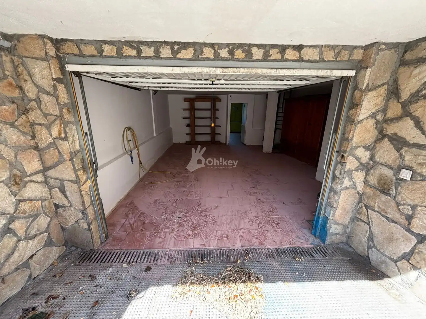 Parking of Houses for sale in Onzonilla  with Heating, Parquet flooring and Swimming Pool