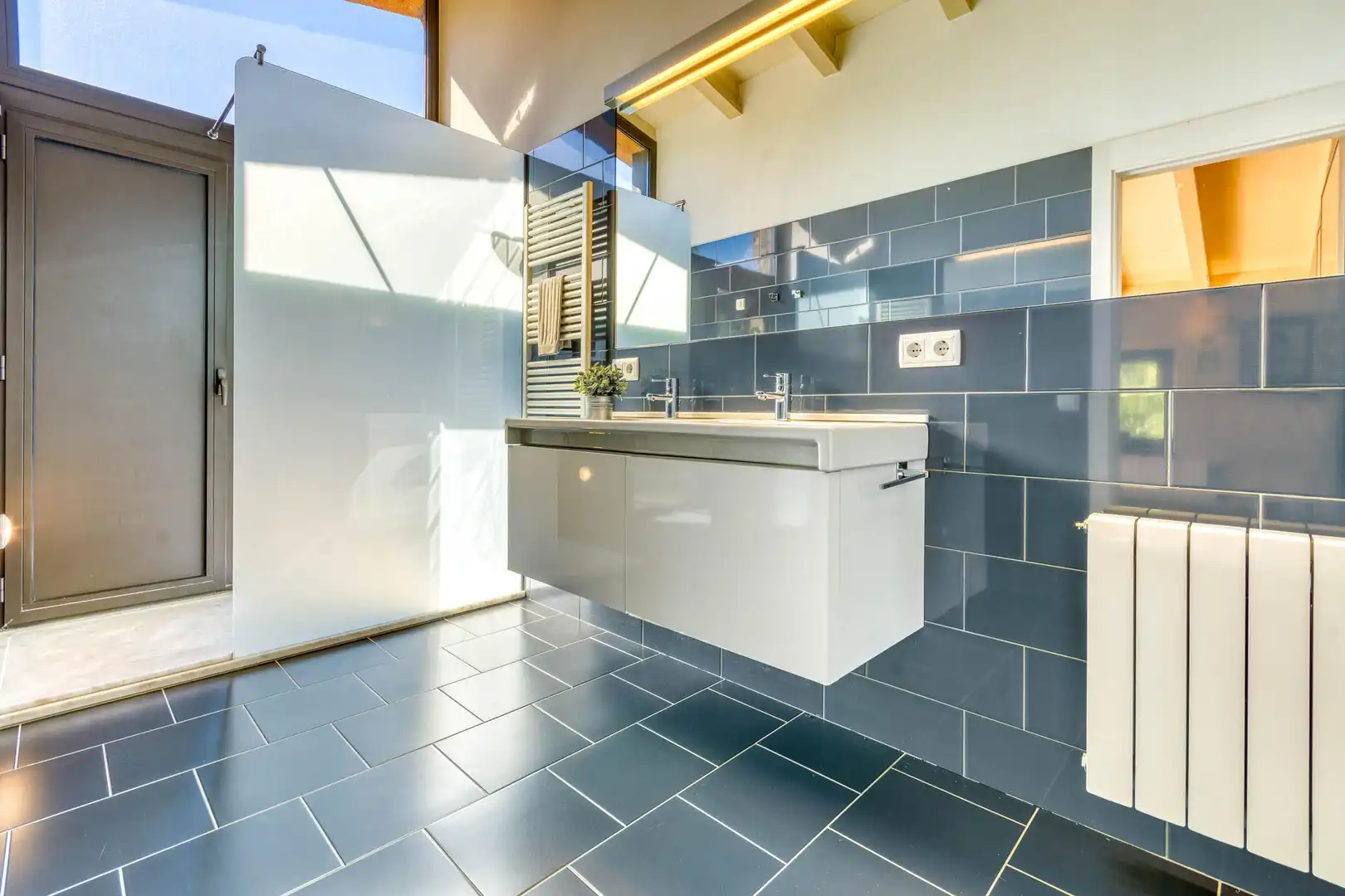 Baño de Finca rústica en venta en Boadella i les Escaules con Calefacción, Jardín privado y Terraza