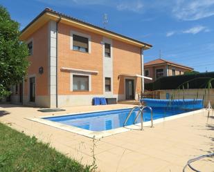 Piscina de Casa adosada en venda en Onzonilla amb Calefacció, Parquet i Terrassa